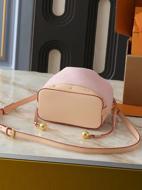 Classic DIOR Bag: A Stylish and Versatile Choice for Elegance - Picture 3 of 5